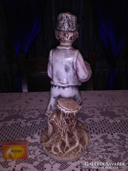 Szüretelő fiú - szobor, figura