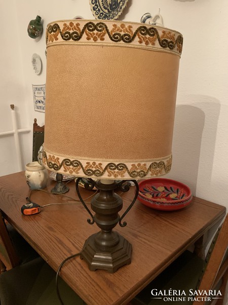 Impozáns réz asztali lámpa szép ovális búrával