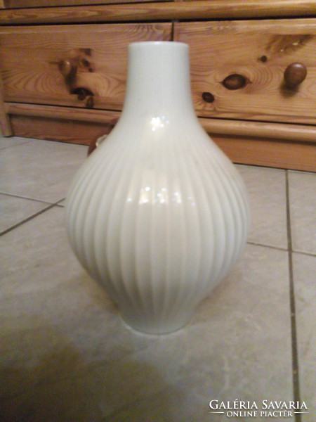 Vékonyfalú fehér váza