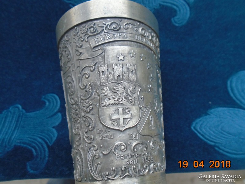 Kézzel gravírozott címerekkel 95% ón sörös kupa Stuttgart