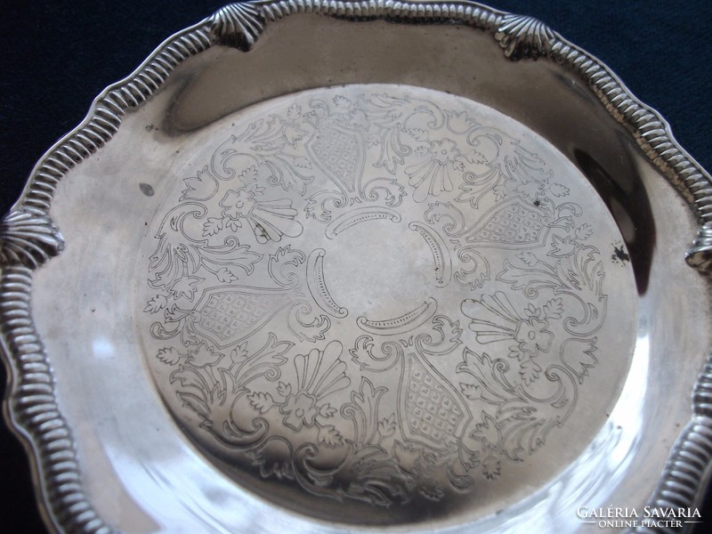 Barokk cizellált mintás kis ezüstözött tálka kagyló mintás bordázott peremmel