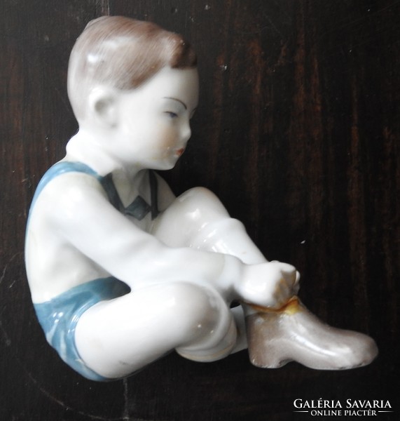 Cipőt fűző fiú figura - ragasztott