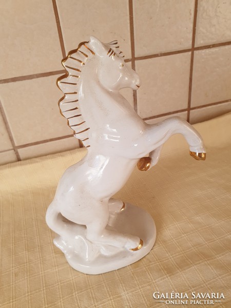 Ágaskodó ló. Gyönyörű porcelán paripa eladó! 