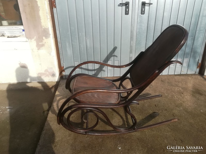 Original marked antique mundus thonet rocking chair for restoration. And a kohn. I will give it to the first offer!