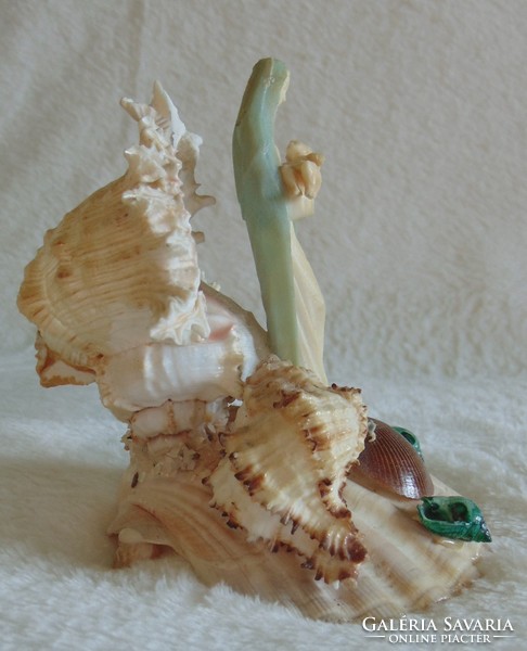 Szűz Mária kisdeddel, kegytárgy kagyló dekorációval