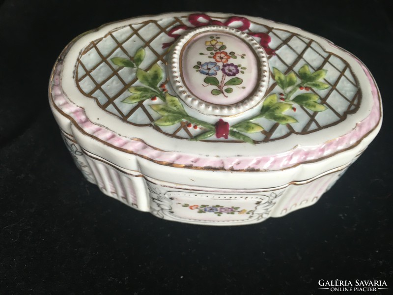PORCELÁN rokokó jellegű dekorral-dobozka-francia?-1900-as évekből