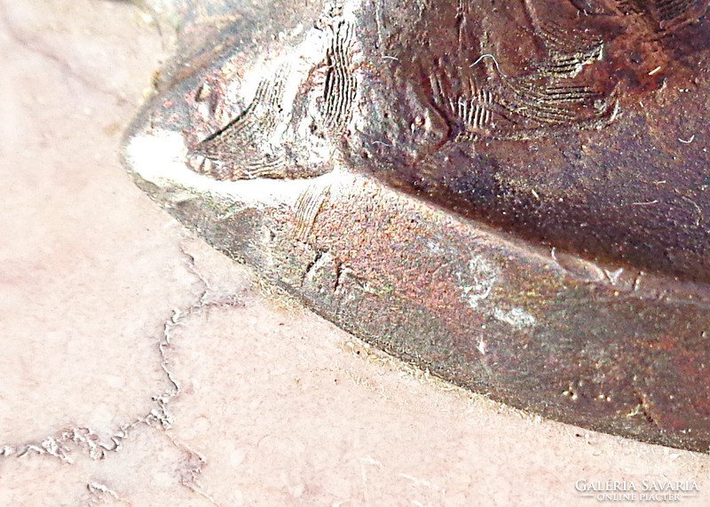 Jelzett bronz portré, márvány talpon