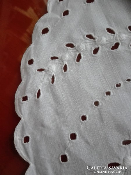 Special, embroidered tablecloth made of Madeira, 28 cm in diameter