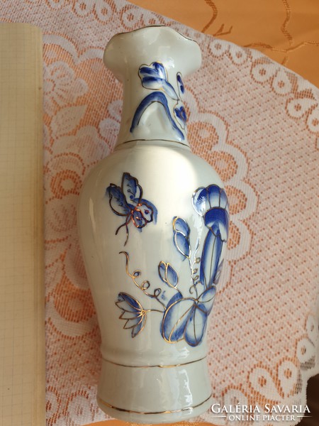 Porcelán kézzel festett kék váza eladó!