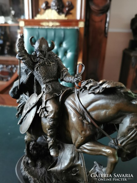 Lovon ülő harcos - bronz szobor
