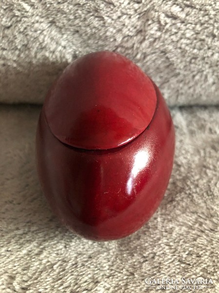 Zsolnay,Körpecsétes húsvéti piros tojás.