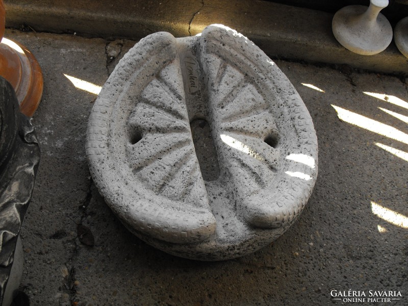 Rare veteran bike matching bike holder round stone artificial stone wheel holder bracket