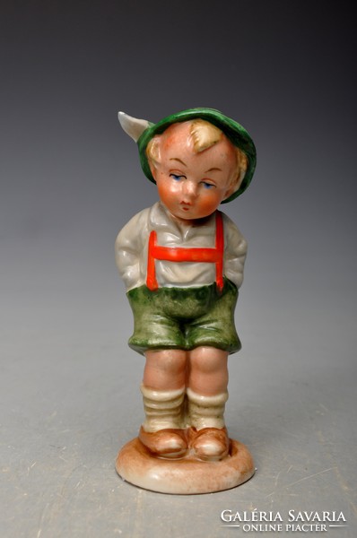 Régi Bertram porcelán rövidnadrágos gyerek figura. hibátlan - vitrin állapotú.
