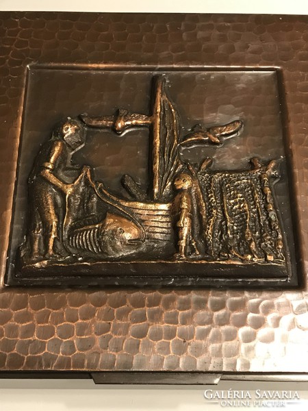 Hatalmas retro bronz kártyadoboz tetejèn az Öreg halász és a tenger zárójelenetével