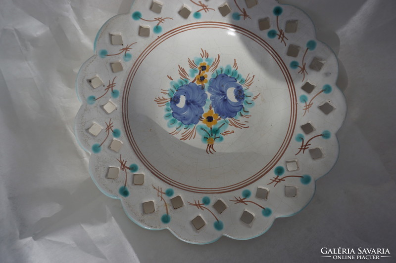 22 Cm. The potter's decorative wall plate with a hole on the edge of the plate is for sale.