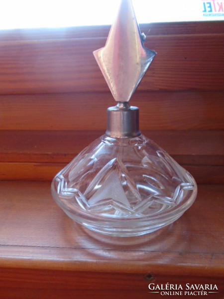 Csiszolt, metszett,  parfümösüveg, francia igen nagy méretben, cca 2-3 dl lehet, 18 cm magas 