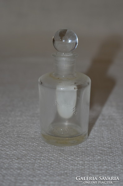 Tündéri kis parfümös üveg