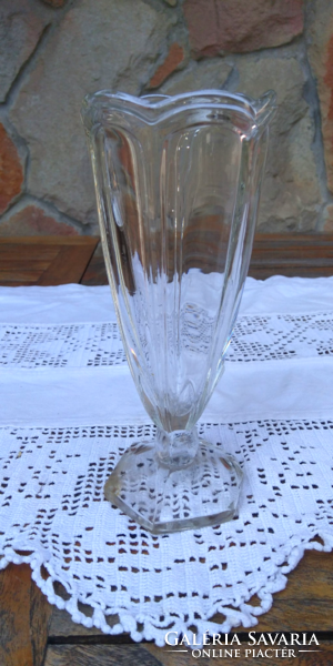 Antik, talpas ,vastag falú, nehéz,6 lapra csiszolt 18 cm magas, bieder üveg  váza ,pohár