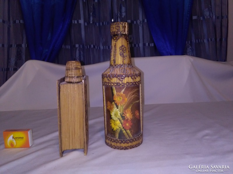 Két darab retro üveg palack - pálcikákkal bevont, képeslapos, égetett minta - együtt - 1981