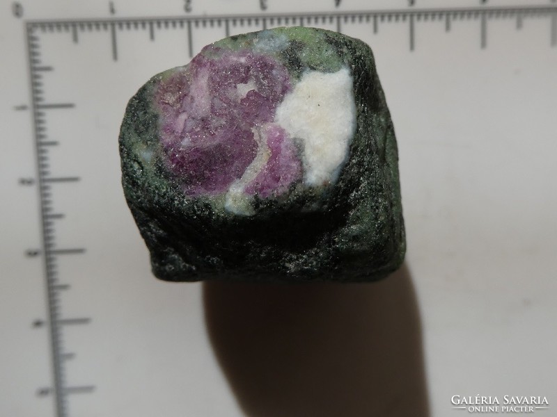 Természetes Aniolit (Rubin-zoisit-amfibol / Rubinzoizit) darab, nyers ásvány. 48 gramm