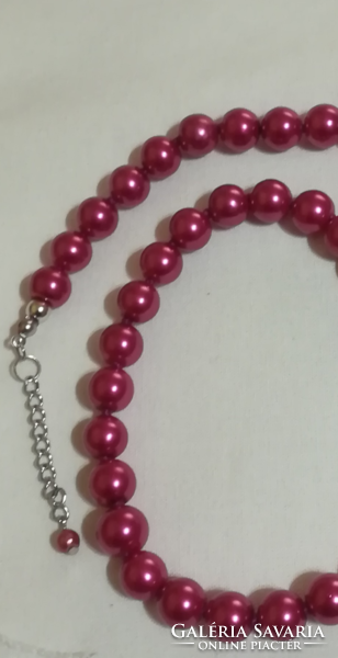 Glass pearl necklace.
