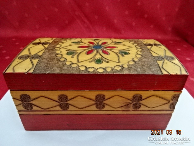 Wooden box with burnt pattern, hand painted. Size: 17.5 x 10.5 x 8.5 cm. He has!