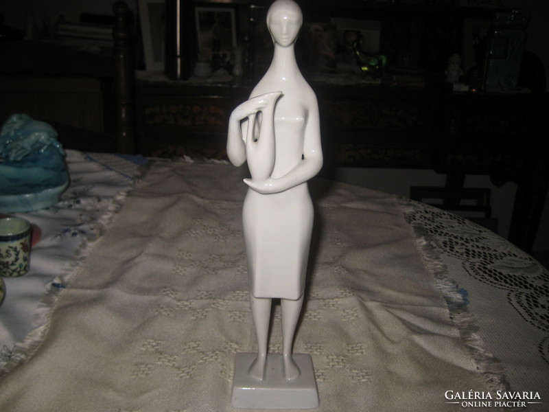 Török János tervezte :  Nő korsóval  ,  Zsolnay figura  , 28 cm  pajzspecsétes