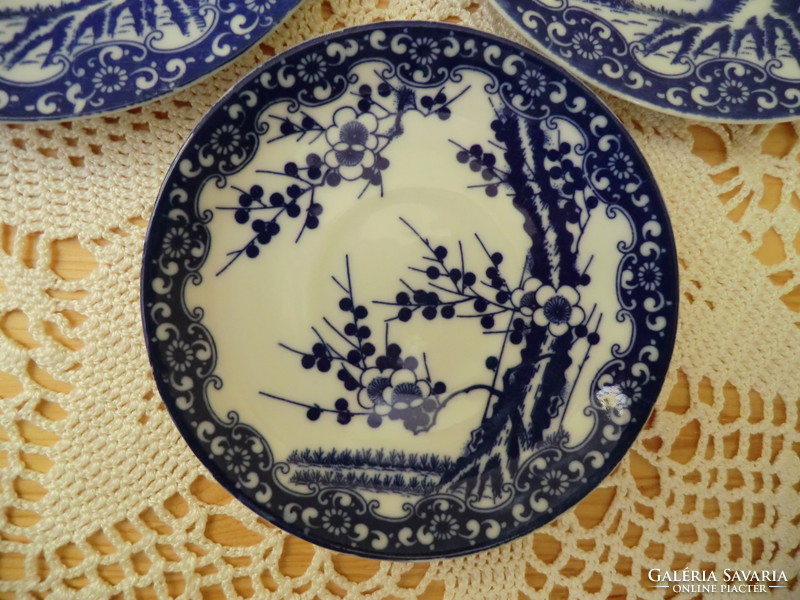Ünnephez illő Kifinomult Porcelán tányér 3 db  13 és 17 cm átmérővel  kézi festéssel jelzés nélkül
