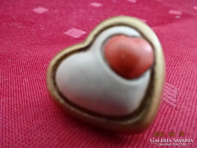 Heart in heart, heart shaped badge. Its size is 2.5 x 2.5 cm. He has!