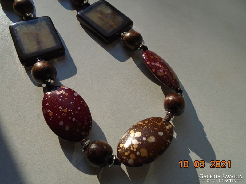 Látványos hosszú vintage nyaklánc nagy  bordó-barna  és fa gyöngyökből,csiszolt kő hatásu díszekkel