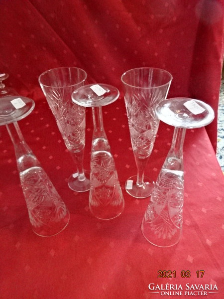 Champagne crystal glass, height 23 cm. He has!