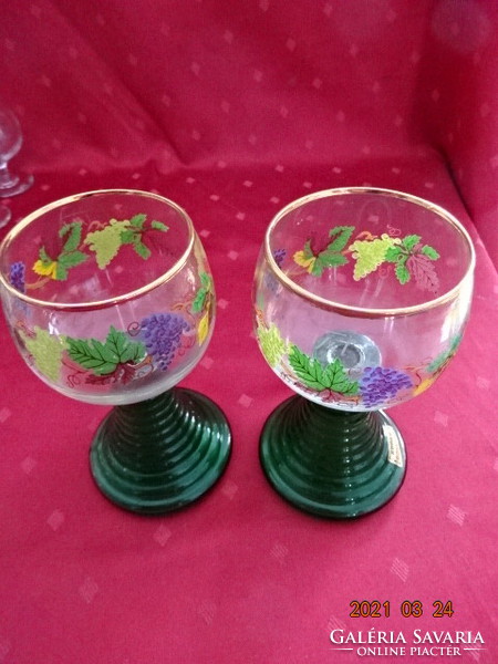 Színes mintájú - szőlőfürtös -  üveg borospohár, zöld talpas, magassága 15,5 cm. Vanneki!