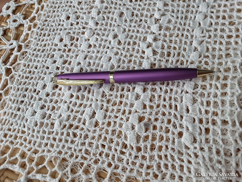 Playboy felirattal 0.5 ös fém töltő ceruza toll, lila és arany színkombinációval izgalmas ajándék