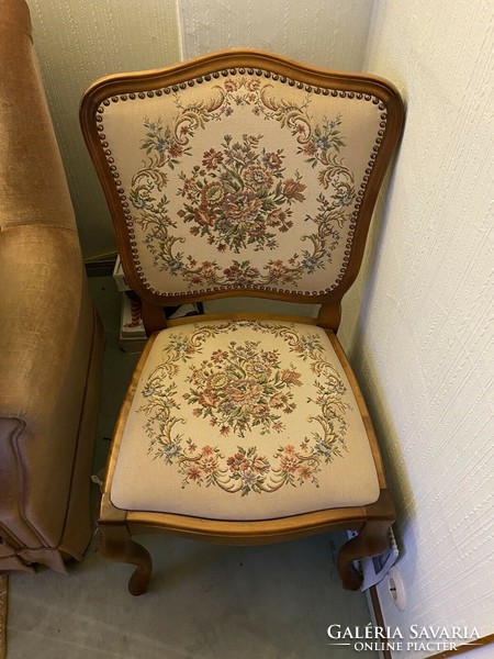 Chippendél barok asztal, goblein kárptu 4 darab csodás székkel eladó.Asztal átmérője 100cm és 45 cm