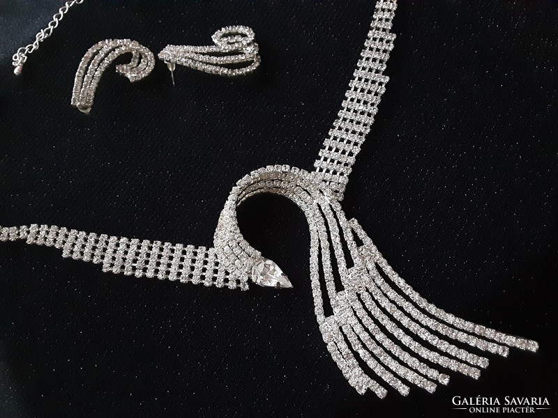Wonderful casual crystal set, necklace, earrings, brand new, elegant piece for occasion, wedding