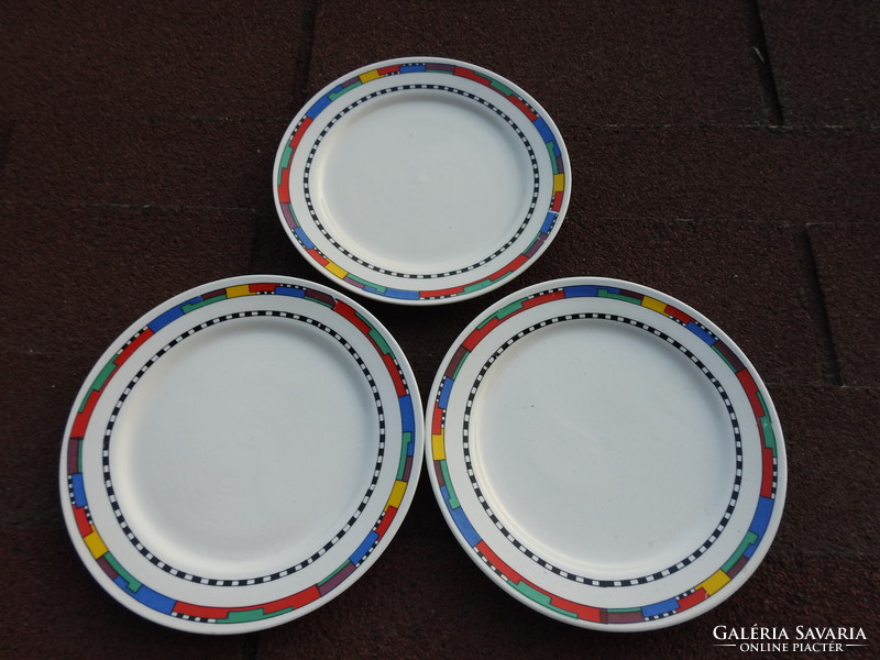 Modern - with an interesting pattern - set of 3 plates