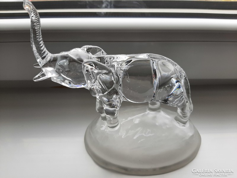 Üveg elefánt 