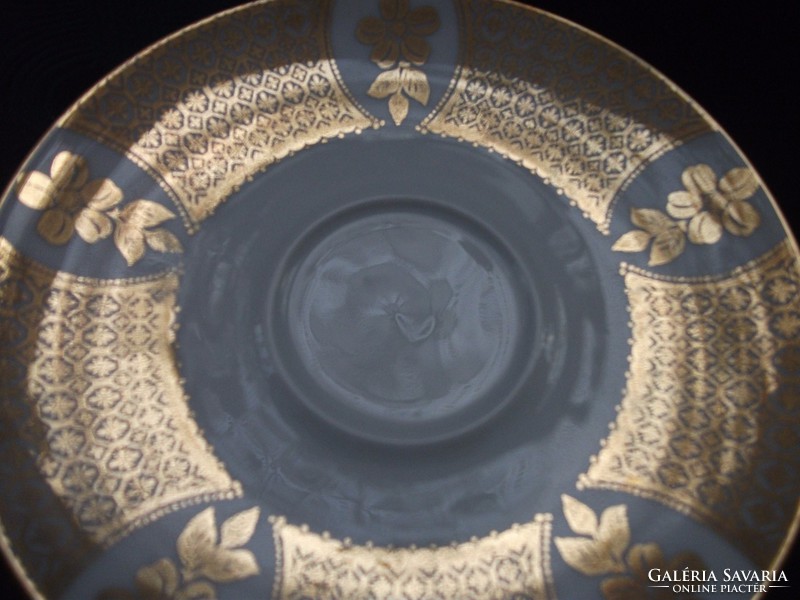 Aranybrokát és aranyvirág mintás tányér
