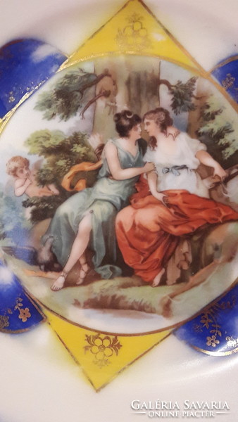 Romantic scene with a viable cake plate for replacement