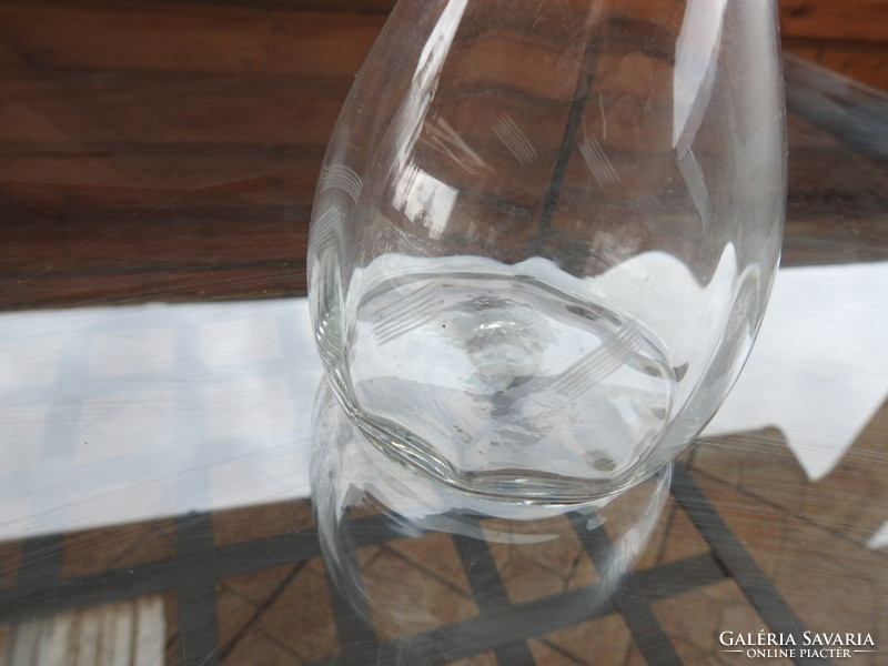 Szakított üveg butélia csiszolt díszítéssel