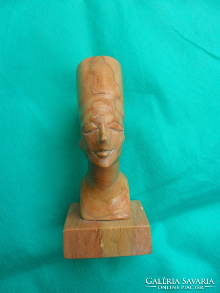 Egyiptomi fáraó Nofretete  szobor ásvány kőből faragva