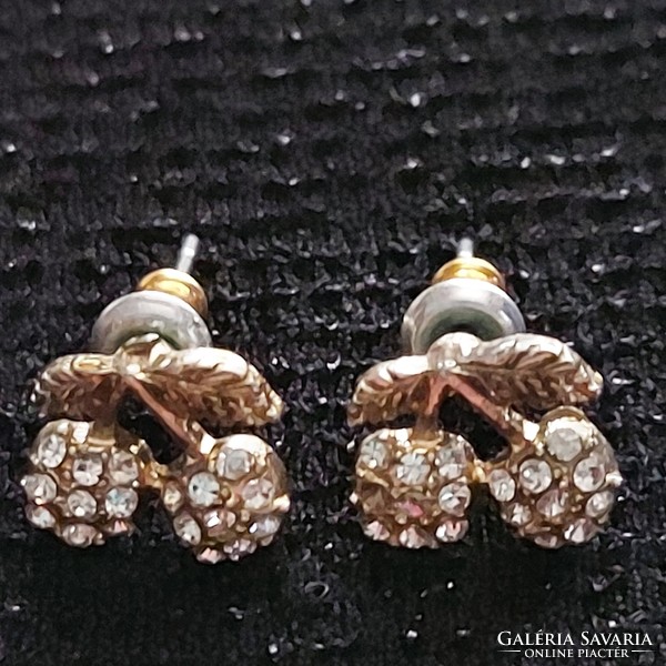Nagyon mutatós régi ezüst színű fülbevaló kicsi kövekkel díszített beszúrós, cseresznye formában