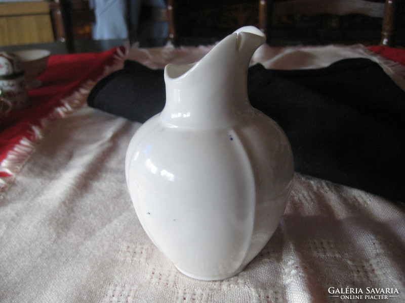 Jelzett porcelán váza , szép decorral  , kis hibákkal   8 x 12 cm