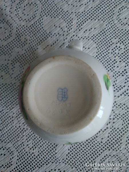 Ó-Herendi porcelán mini tejkiöntő a korra jellemző zöld szegéllyel és mintával.
