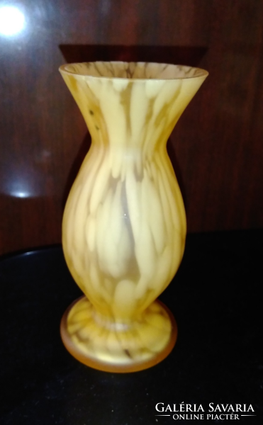Retro több rétegű  sárga - fehér színű, dekoratív, kis üveg váza, 11,5 cm magas