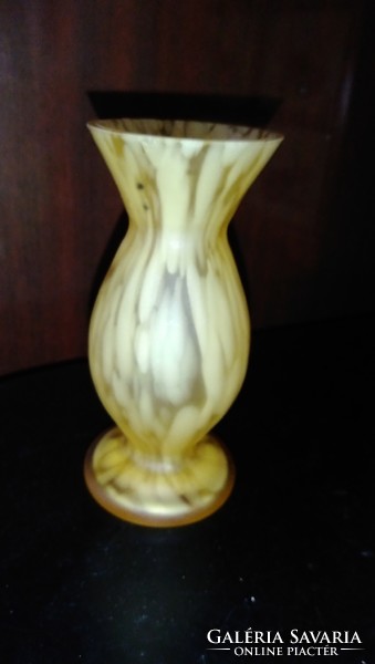 Retro több rétegű  sárga - fehér színű, dekoratív, kis üveg váza, 11,5 cm magas