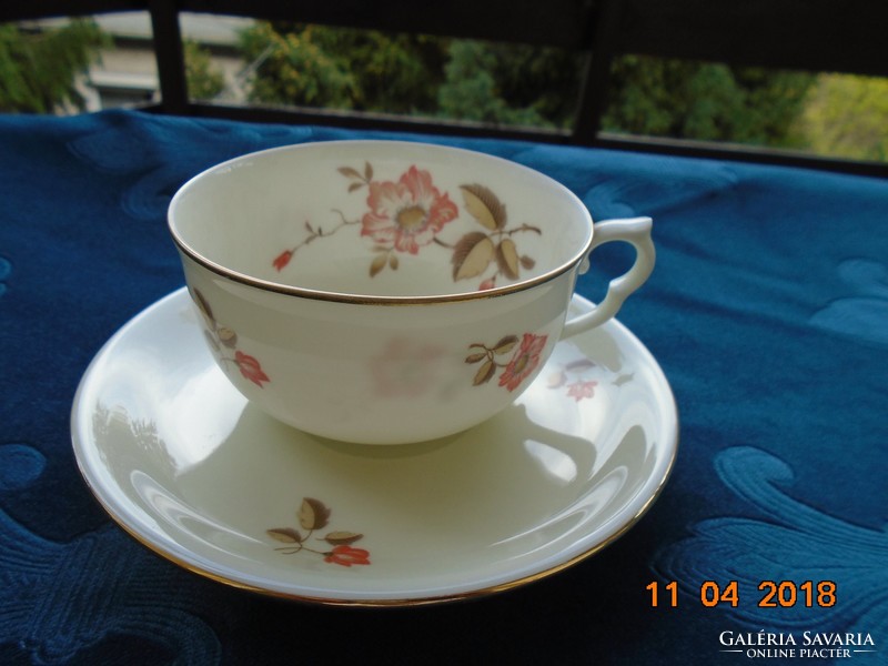 AUGARTEN festményszerű virág mintával belsejében is, teás csésze alátéttel