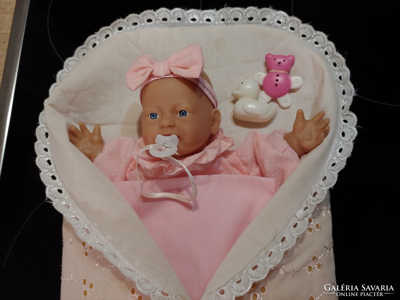 Gyönyörű arcú játék pólyás baba    kb.20 éves régiség  30 cm magas