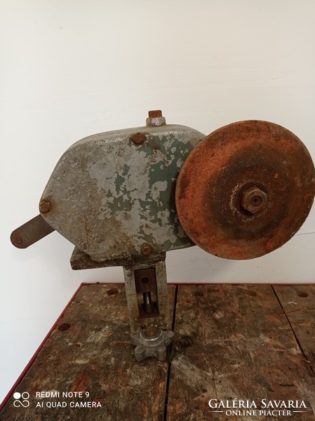 Old manual grinding machine
