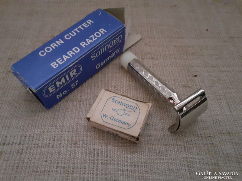Retro corner razor in good condition in box